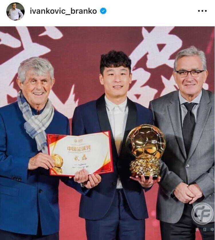  出席中國金球獎頒獎儀式，伊萬曬與武磊、米盧同框照片
