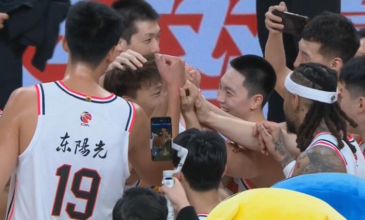  淚目！賽后廣東隊(duì)將趙睿圍在中間碰拳
