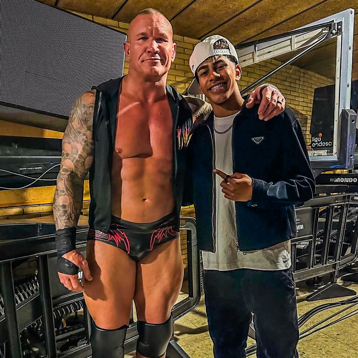  小心RKO！亞馬爾現(xiàn)場觀戰(zhàn)WWE，和奧爾頓、Triple H等合影