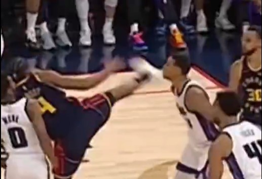  抬腳過高踢到了對手下巴！NBA官方：穆迪這一動作被判1級惡犯