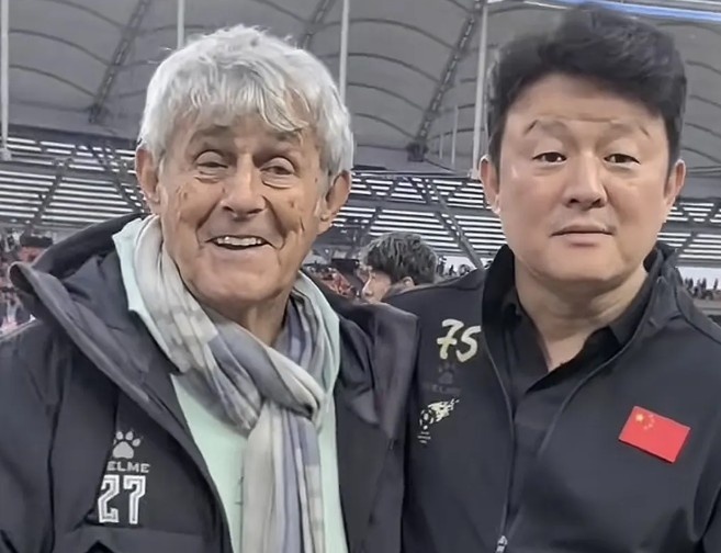  有點(diǎn)像？米盧差點(diǎn)將青島籍演員張磊誤認(rèn)為是孫繼海