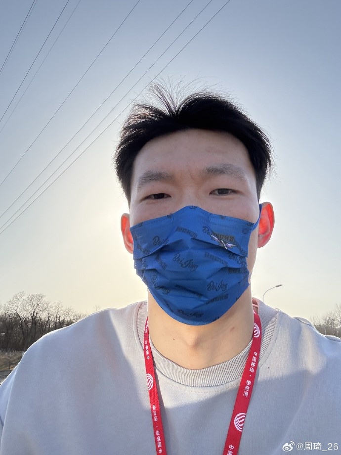  悠閑！周琦騎京牌電動車出行：太陽出來了 開京牌兜兜風！