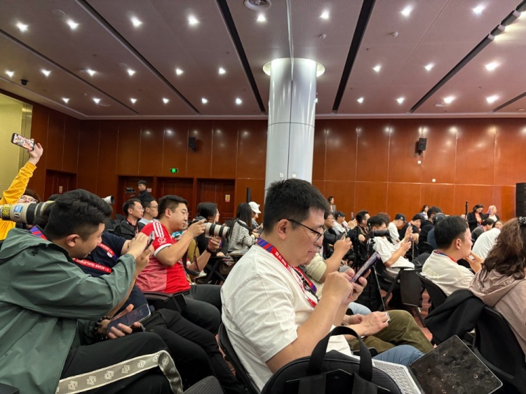  萬眾矚目！記者擠滿國足賽前新聞發(fā)布廳，賽場記者預計超300人