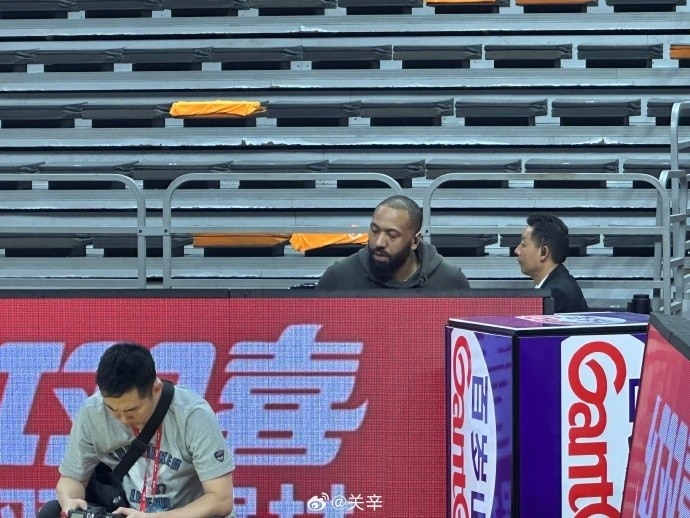  今晚不打？廣東主場(chǎng)迎戰(zhàn)廣廈 吉倫沃特一身便裝現(xiàn)身球館