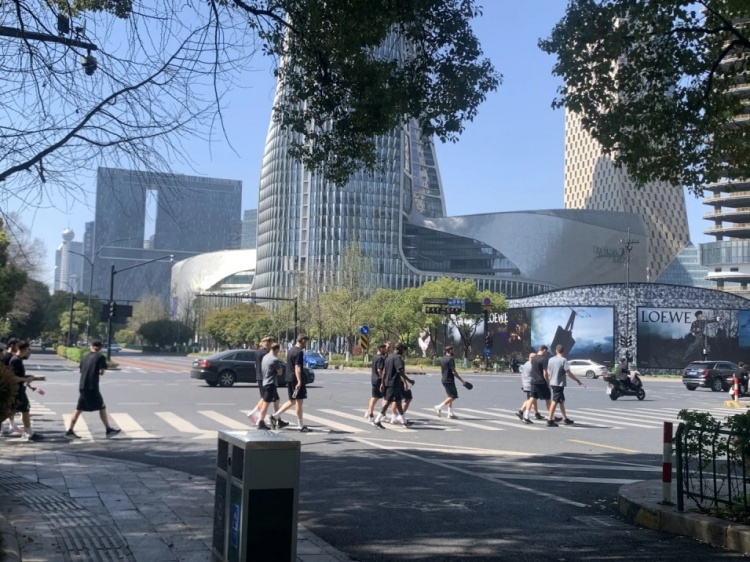  心態(tài)放松，有網(wǎng)友拍到澳大利亞隊早上在萬象城citywalk