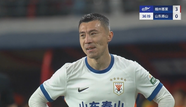  34分鐘0-3落后！36歲鄭錚苦笑36歲大雷沮喪 替補(bǔ)席黃政宇神態(tài)輕松