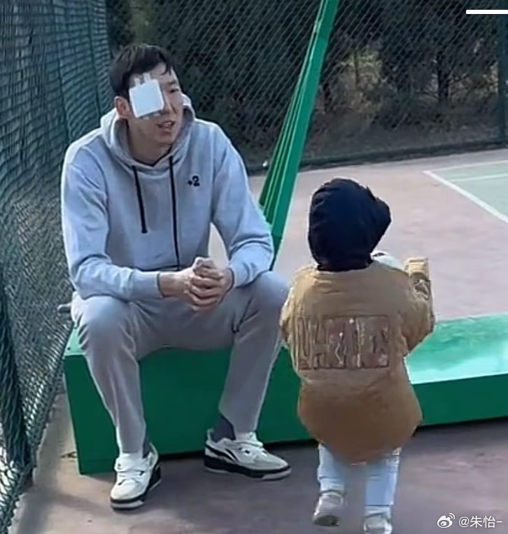 顧家好男人！記者曬出周琦手術后回歸家庭帶娃照片
