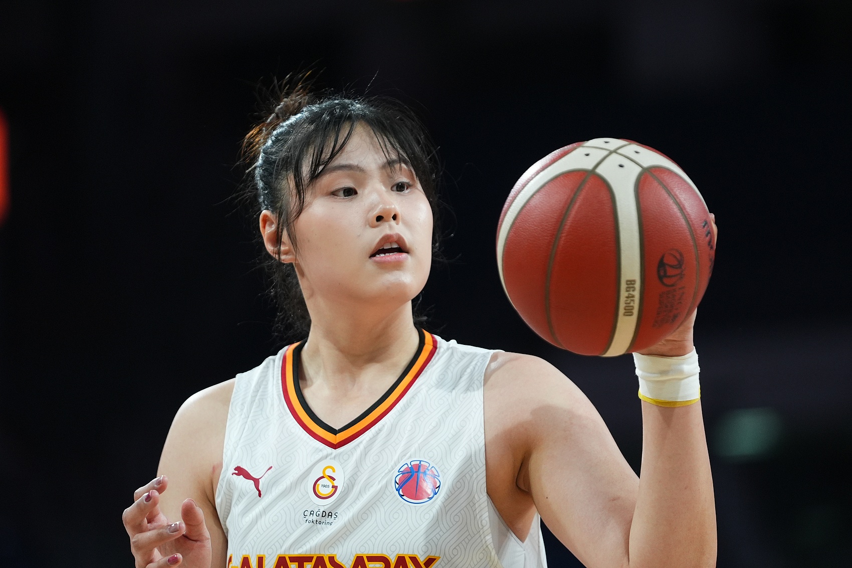  穩(wěn)定高效！李月汝9中6得到18分10板1助2斷1帽 罰球6中6