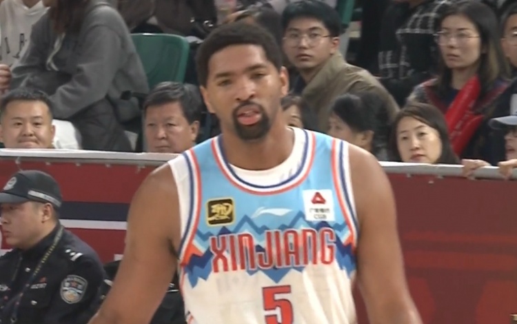  狀態(tài)出色！勞森首節(jié)打滿(mǎn)10分鐘5中4高效拿到11分2板1斷