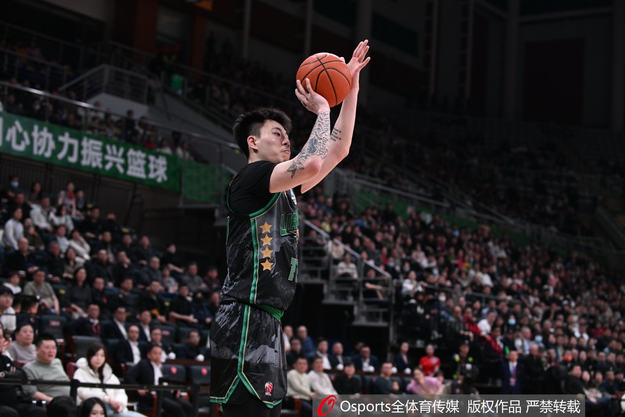  雙星閃耀！張鎮(zhèn)麟&韓德君半場(chǎng)合計(jì)12中8 合砍21分9籃板2助攻2搶斷